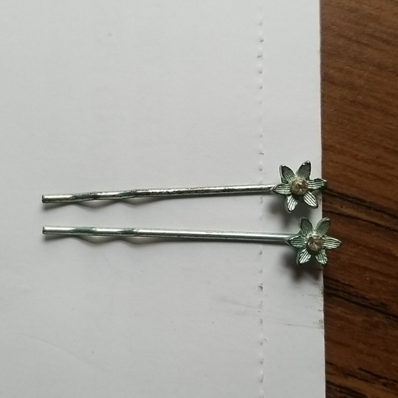 FREE w purchase | Baby blue flower barrettes - Picture 1 of 2